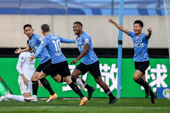 荷甲倒计时，武汉三镇集结日内部沟通，细节引发关注，态度坚定，身体对抗强度拉满的简单介绍