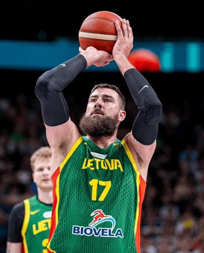 包含赛后法兰克福备战NBA季后赛；手感冰凉细节曝光；管理层满意；控场能力受关注的词条-爱游戏体育